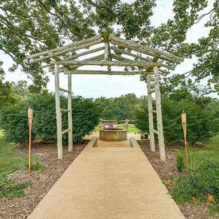 Spacious Ozarks Family Home - Private Pool And Grill Bourbon المظهر الخارجي الصورة