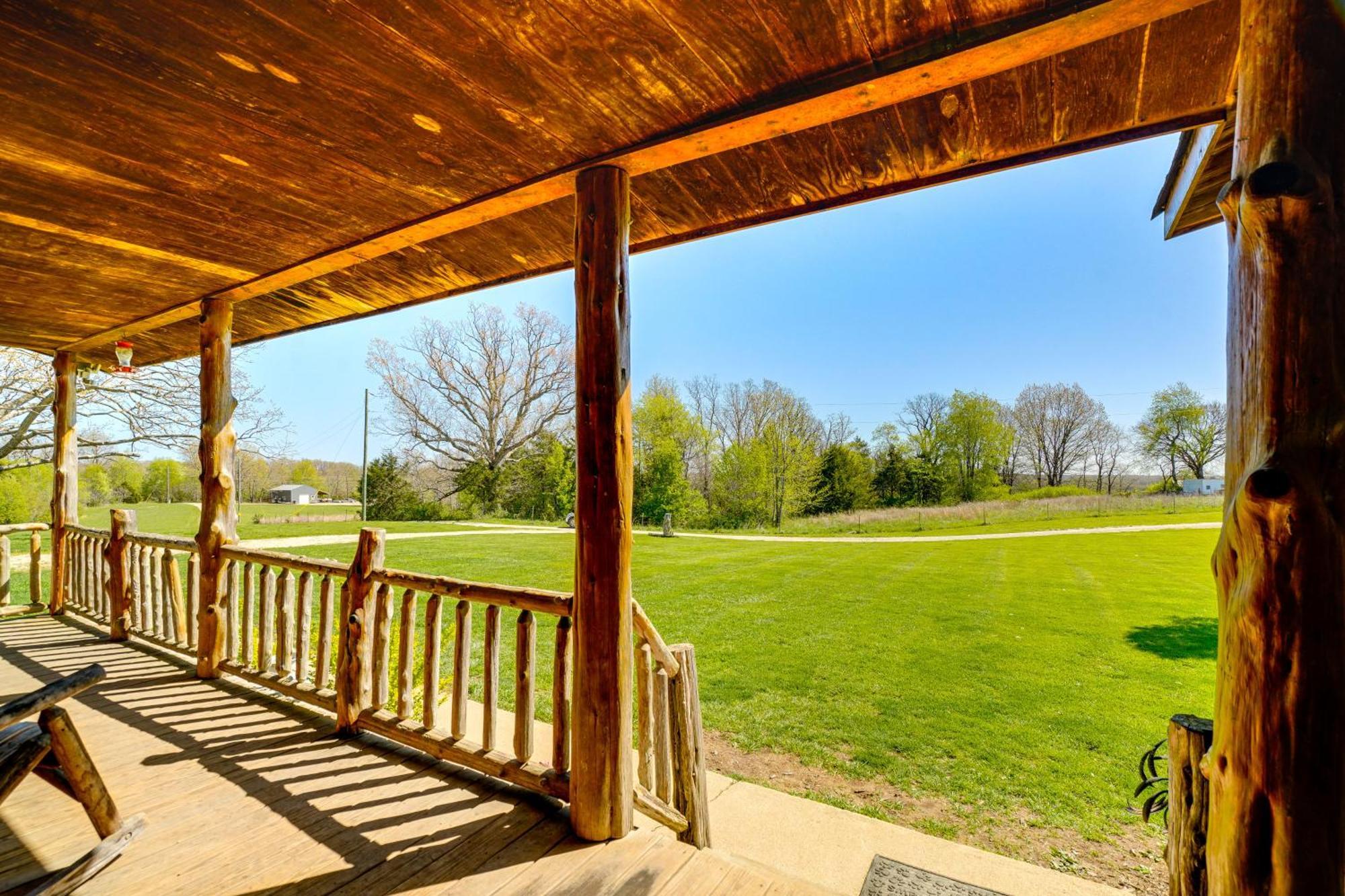 Spacious Ozarks Family Home - Private Pool And Grill Bourbon المظهر الخارجي الصورة