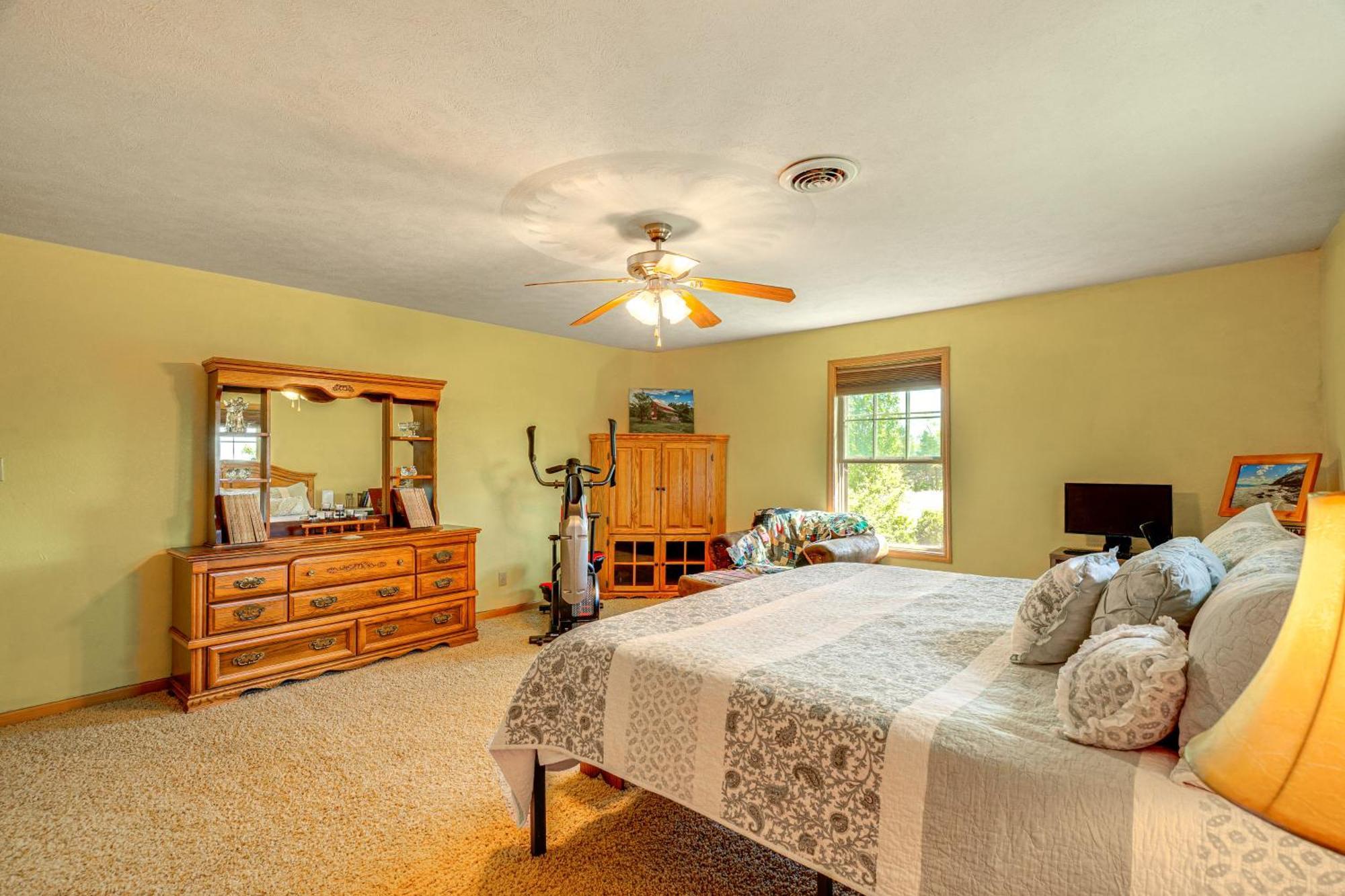 Spacious Ozarks Family Home - Private Pool And Grill Bourbon المظهر الخارجي الصورة
