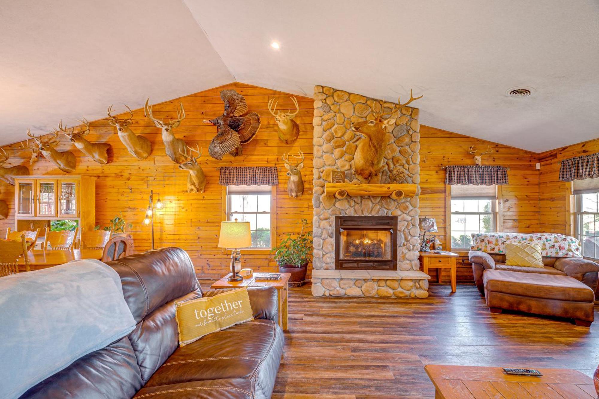 Spacious Ozarks Family Home - Private Pool And Grill Bourbon المظهر الخارجي الصورة