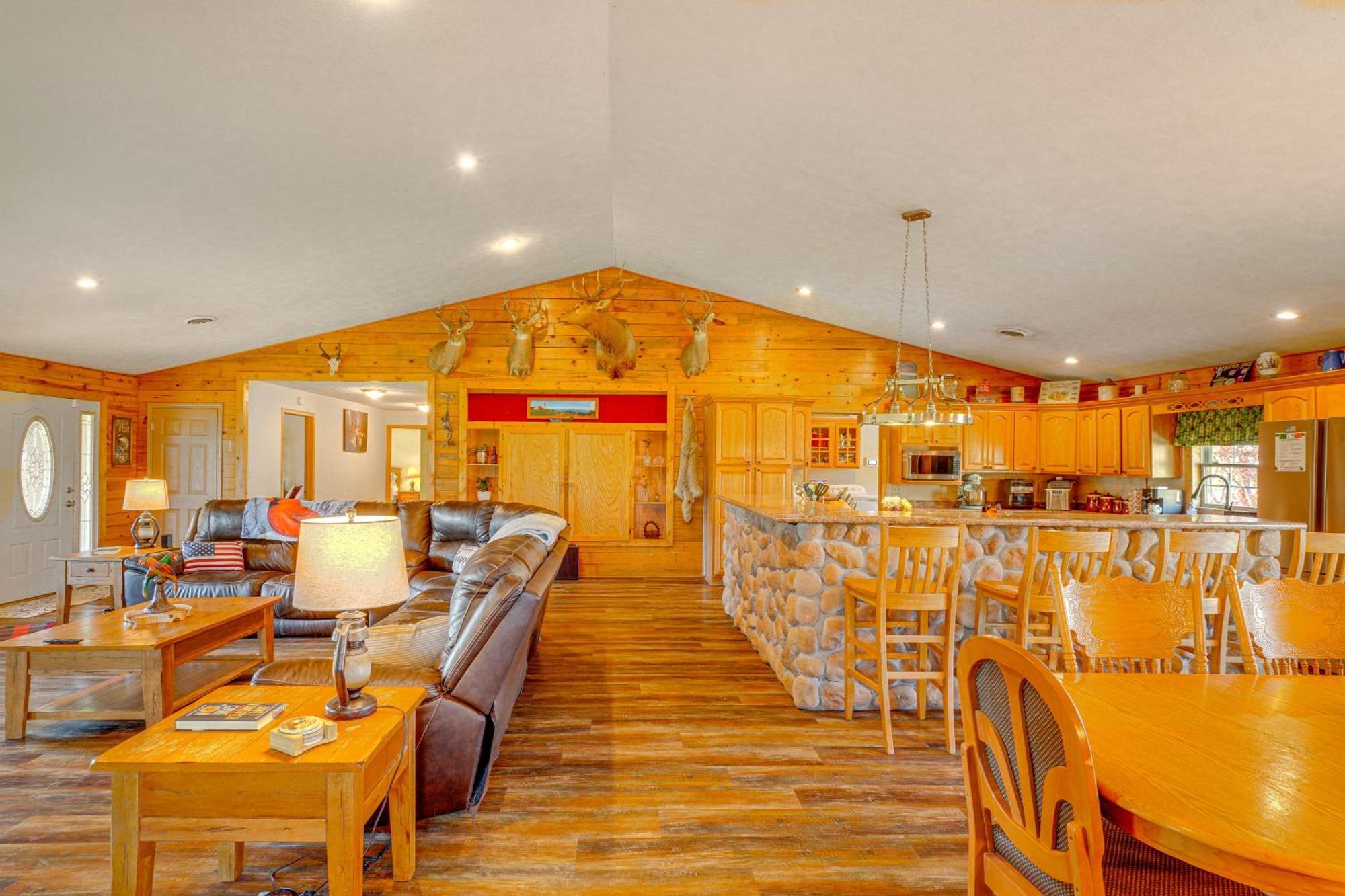 Spacious Ozarks Family Home - Private Pool And Grill Bourbon المظهر الخارجي الصورة