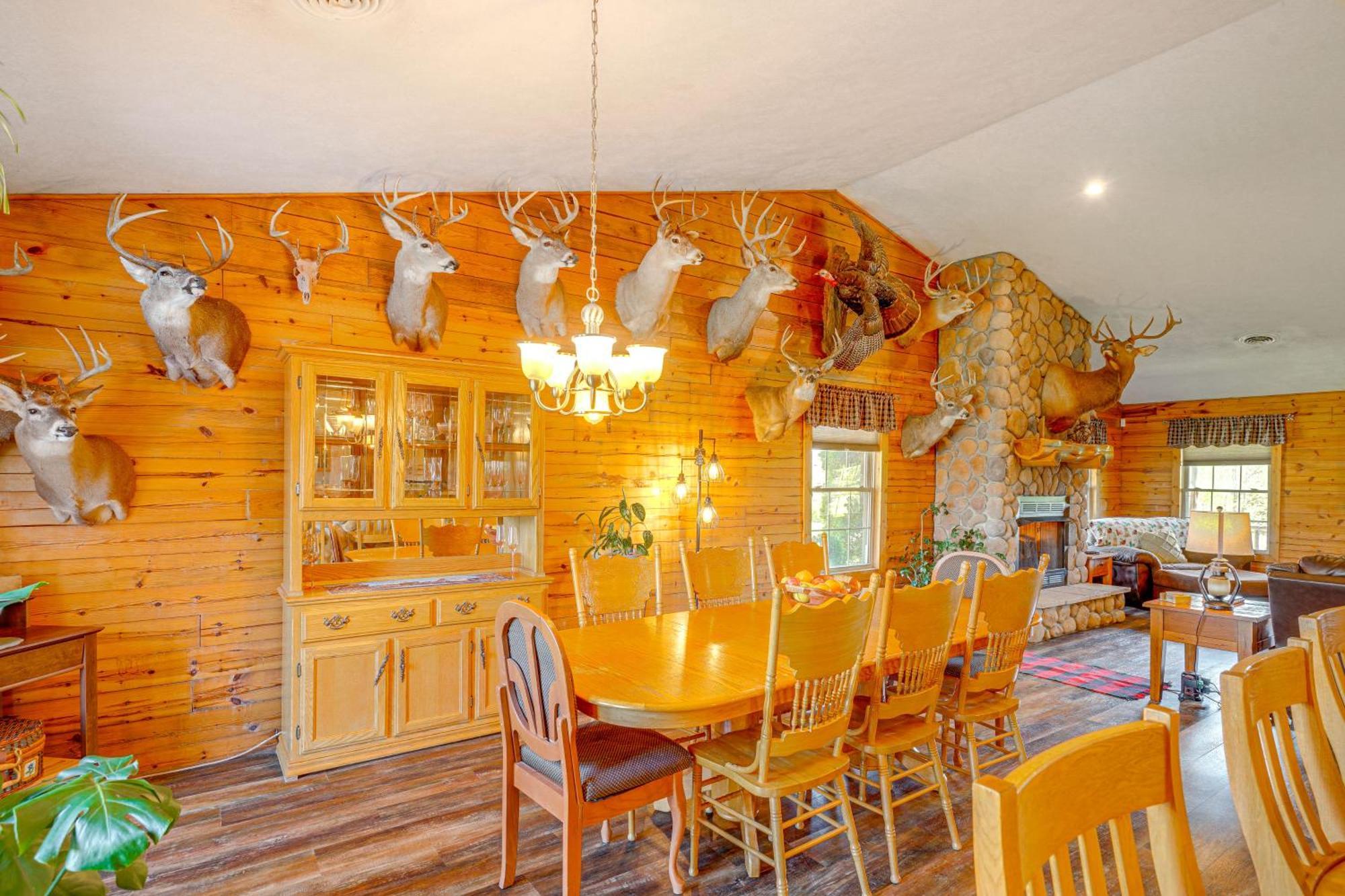 Spacious Ozarks Family Home - Private Pool And Grill Bourbon المظهر الخارجي الصورة