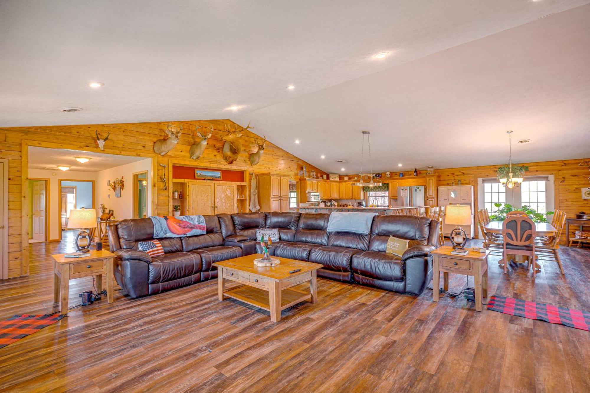 Spacious Ozarks Family Home - Private Pool And Grill Bourbon المظهر الخارجي الصورة