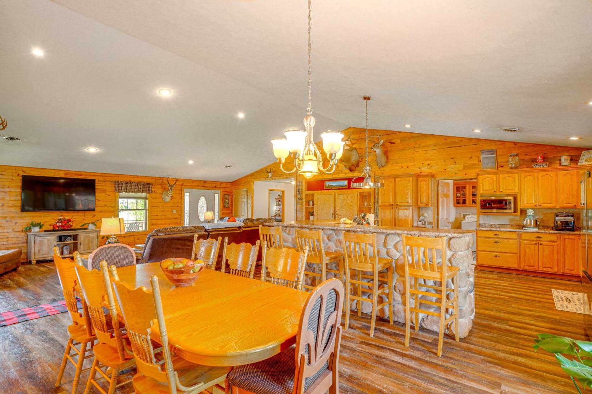 Spacious Ozarks Family Home - Private Pool And Grill Bourbon المظهر الخارجي الصورة