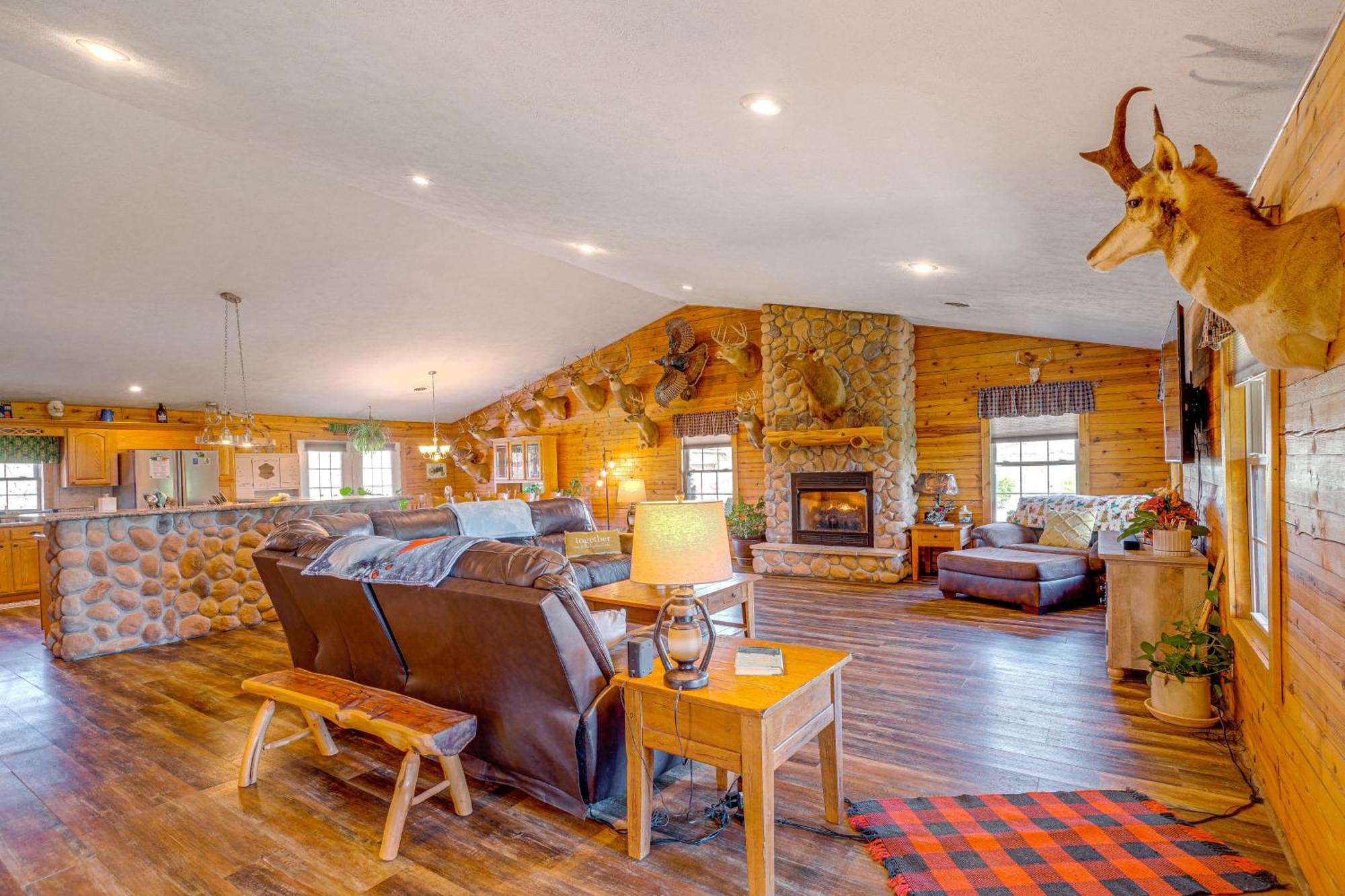 Spacious Ozarks Family Home - Private Pool And Grill Bourbon المظهر الخارجي الصورة