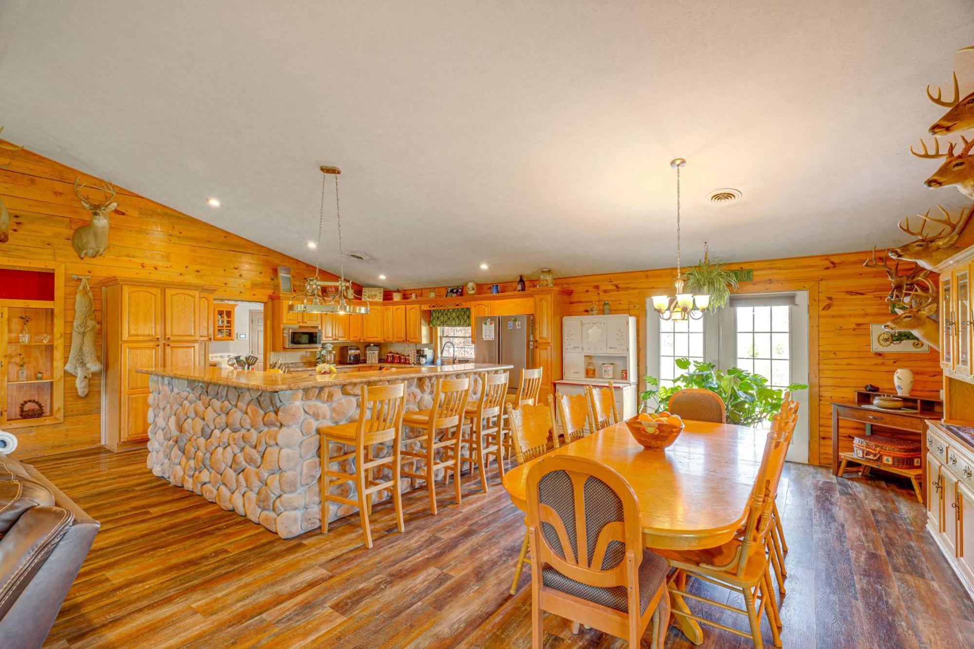 Spacious Ozarks Family Home - Private Pool And Grill Bourbon المظهر الخارجي الصورة