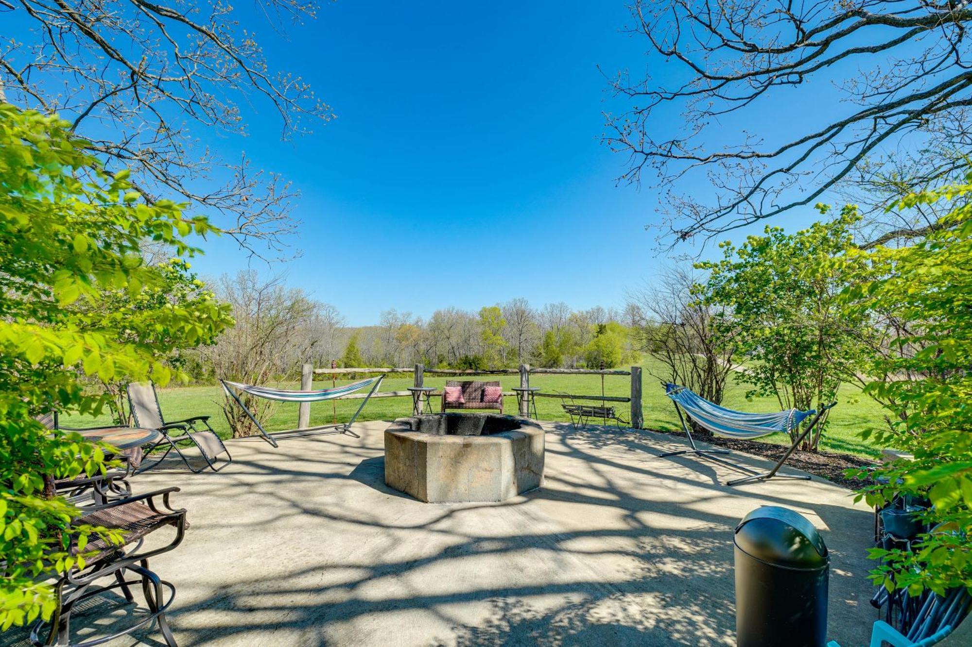 Spacious Ozarks Family Home - Private Pool And Grill Bourbon المظهر الخارجي الصورة