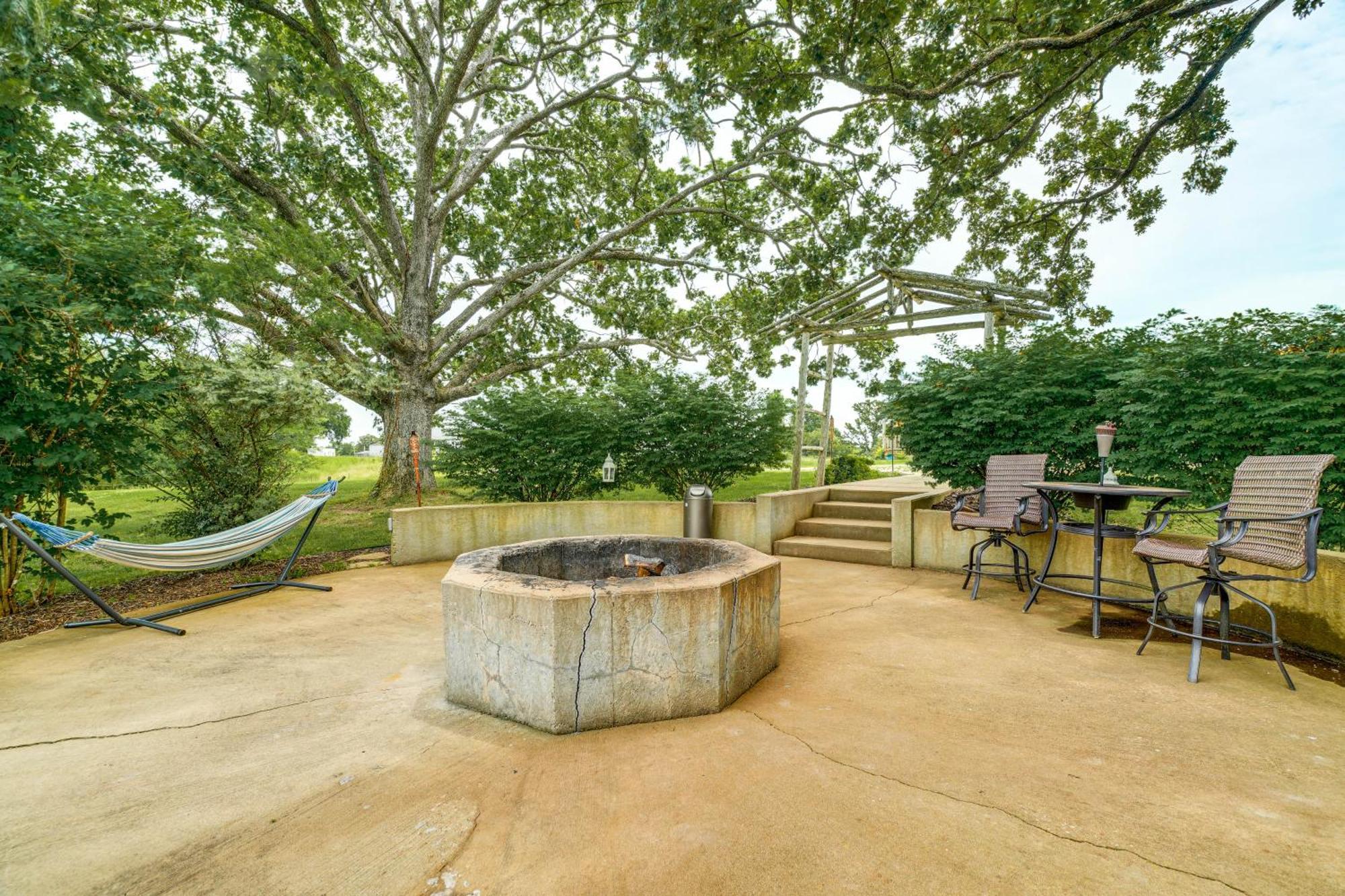Spacious Ozarks Family Home - Private Pool And Grill Bourbon المظهر الخارجي الصورة