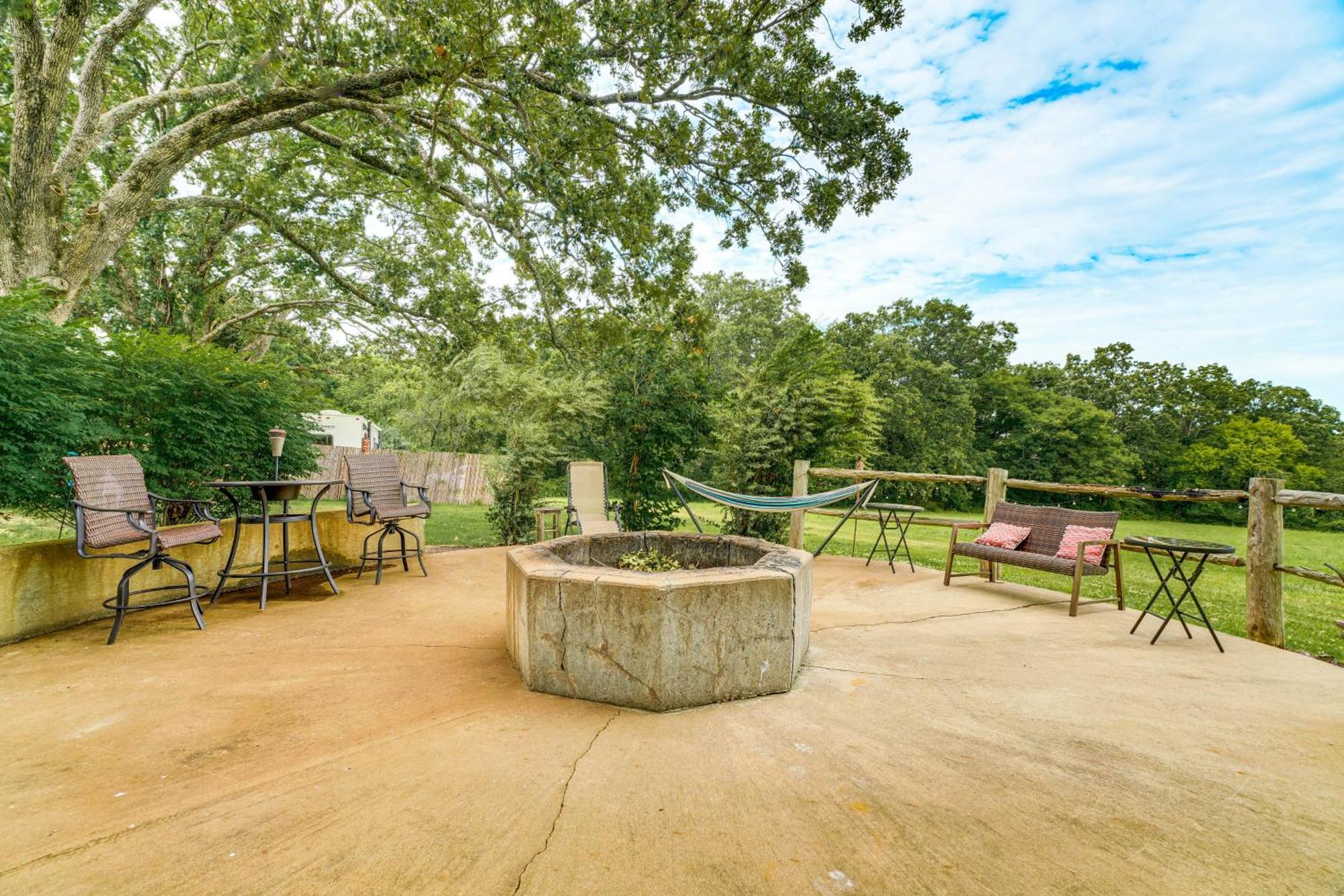 Spacious Ozarks Family Home - Private Pool And Grill Bourbon المظهر الخارجي الصورة